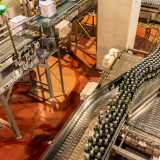 �Ne produciamo circa 50.000 all�ora � ci spiega la direttrice -. Una macchina rotante lava le bottiglie all�interno, dopo vengono riempite di birra sigillate e pastorizzate per garantirne la conservazione e sicurezza alimentare�